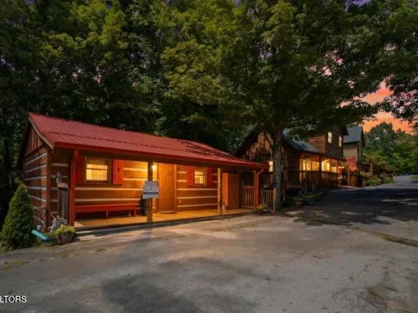 2684 Valley Heights Dr, Pigeon Forge, TN 37863