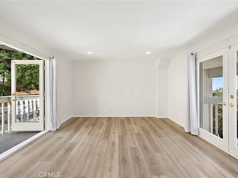 665 Temple Hills Dr — Photo 29