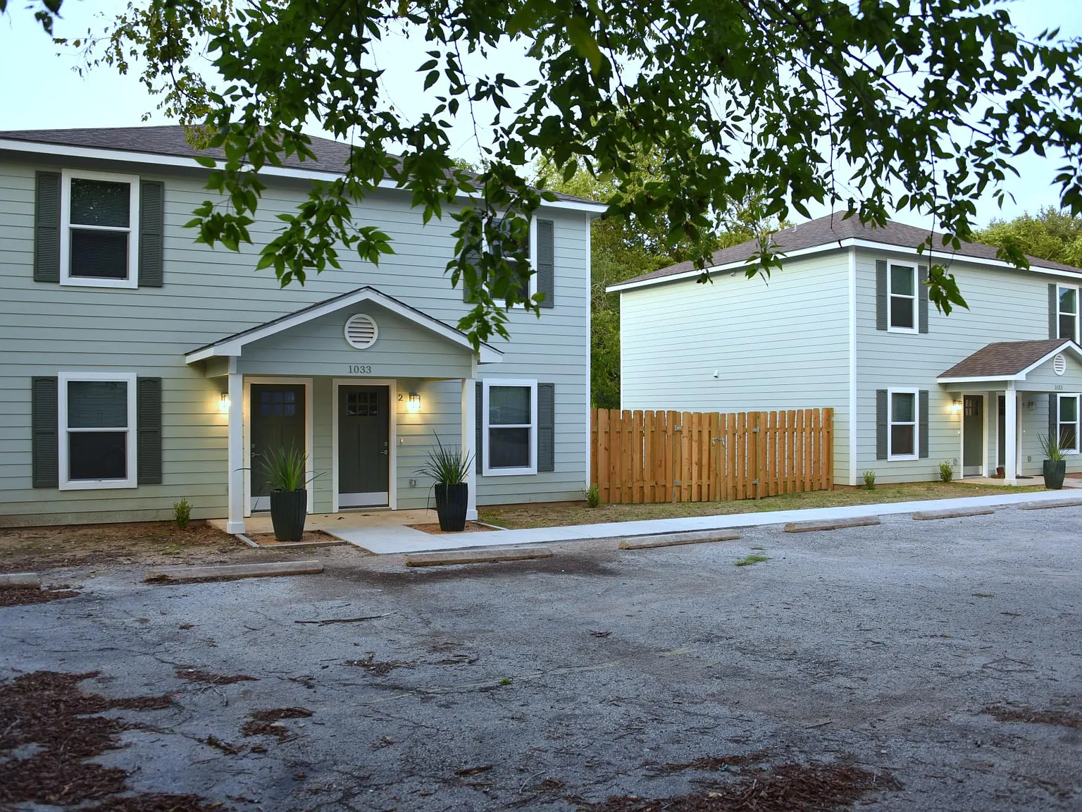 1033 E Milam St — Photo 1