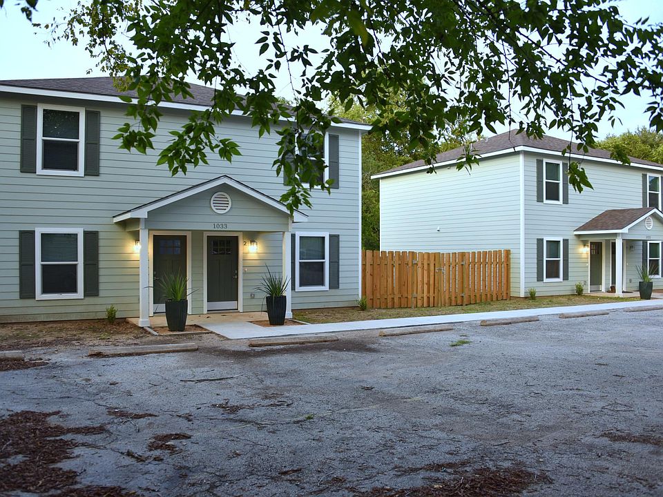 There are four townhomes in Milam Oaks with several feet between the two buildings. The neighbors/other tenants are quiet and considerate.