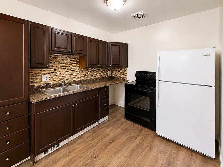 752 N Irving St — Photo 3