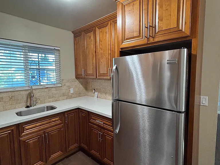 523 Poplar Ave — Photo 9