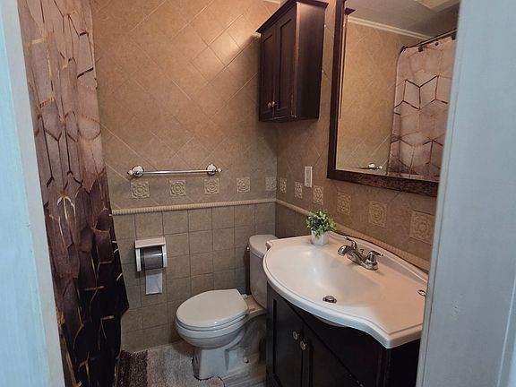 2nd image of 4725 Cover St