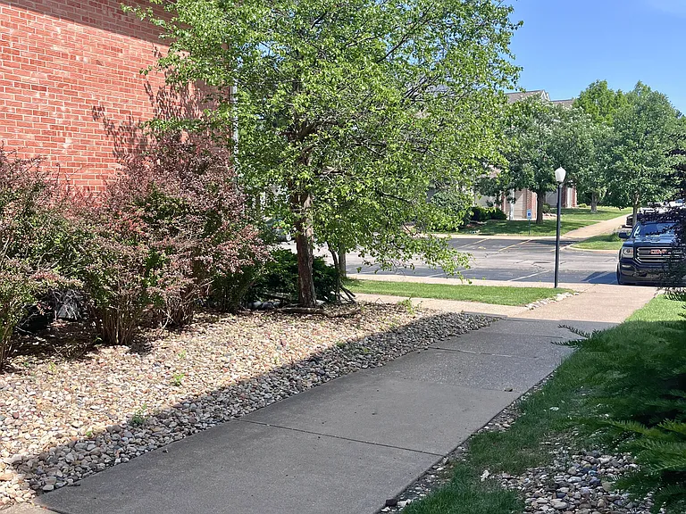 Hollow Hills Apartments — Photo 24