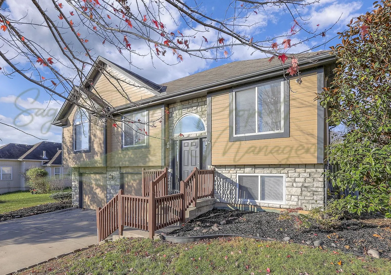 Spacious Split Level Home — Photo 3