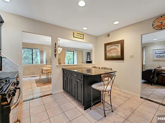 4th image of 211 Yorktowne Ct #211F