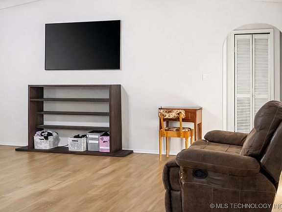 5th image of 606 E Main St