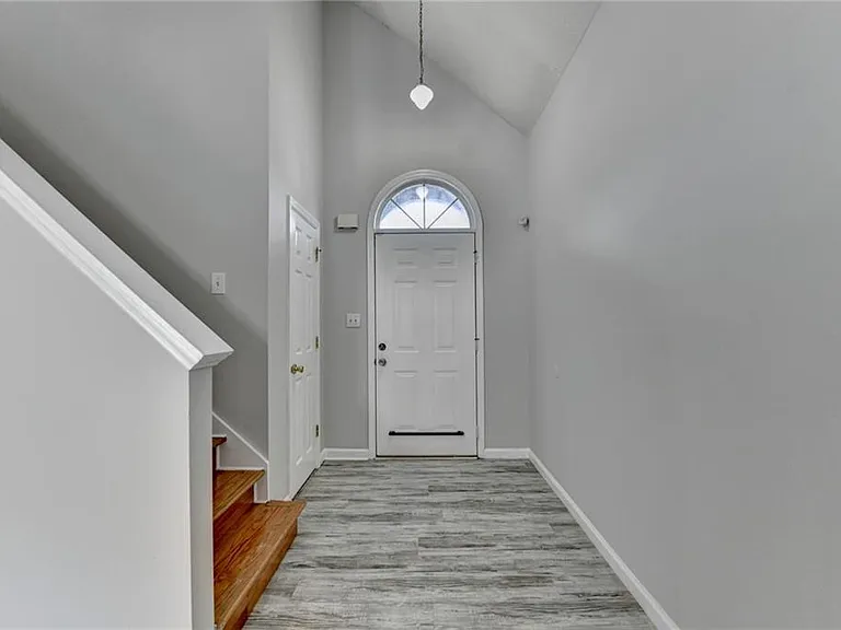 1112 Ashbury Dr — Photo 5