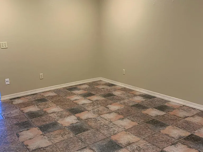 1370 N Oakland Ave — Photo 4