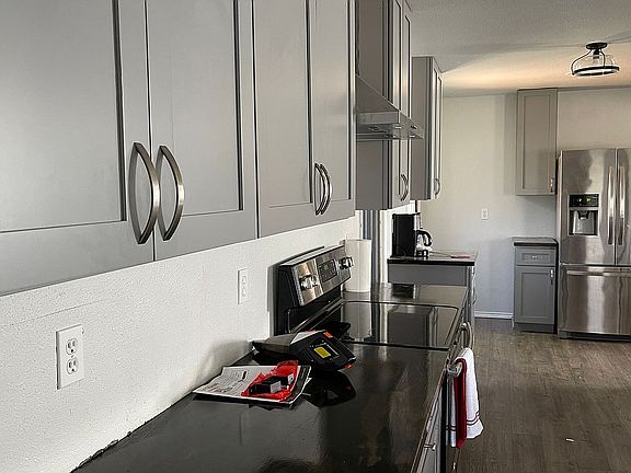 5th image of 300 Hillcroft Dr