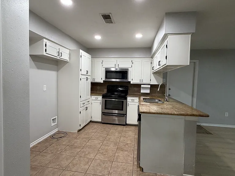 4234 Fleet Ln — Photo 5