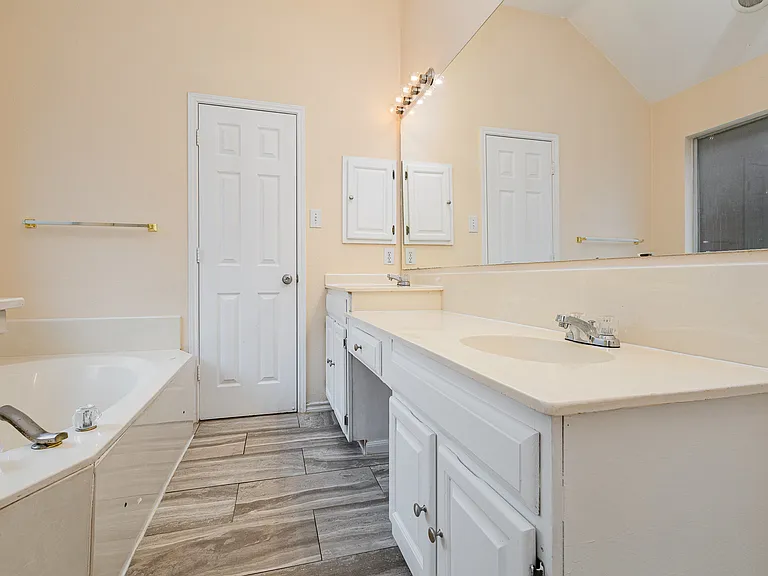 704 White Oak St — Photo 15