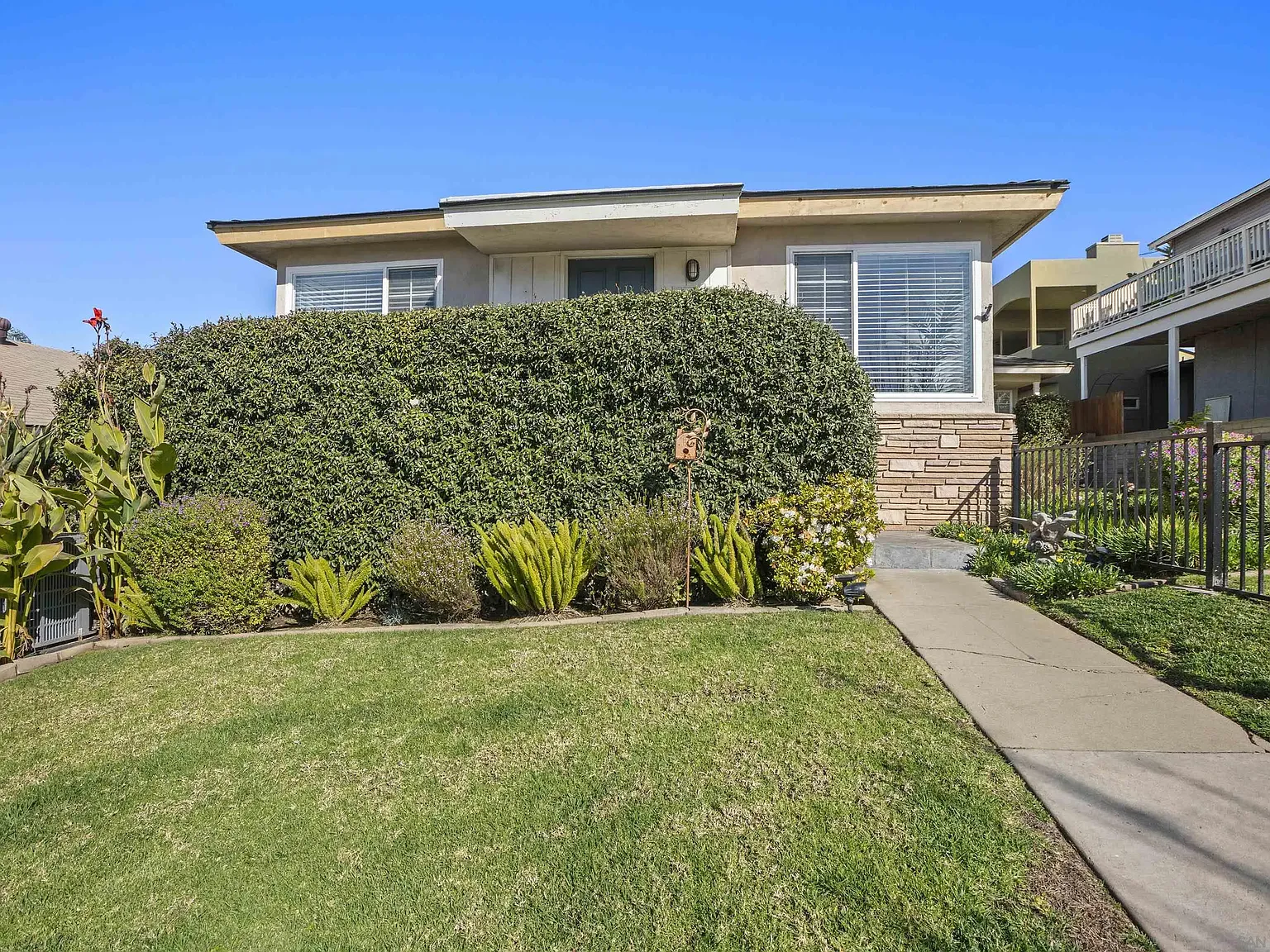 2 bed, 1.0 bath, 915 sqft, $6,000 — Photo 4