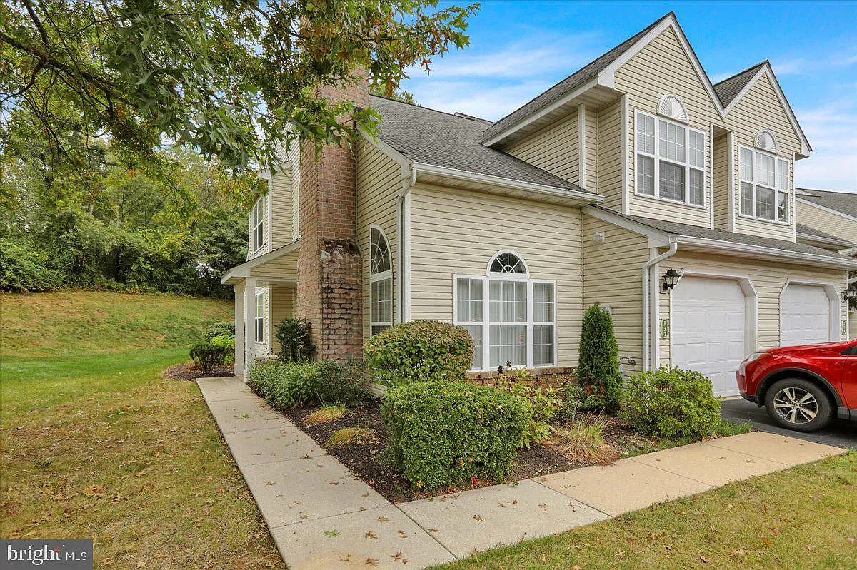 137 Hickory Ln photo 1