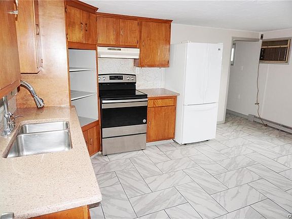 3rd image of 943 Main St Unit 2