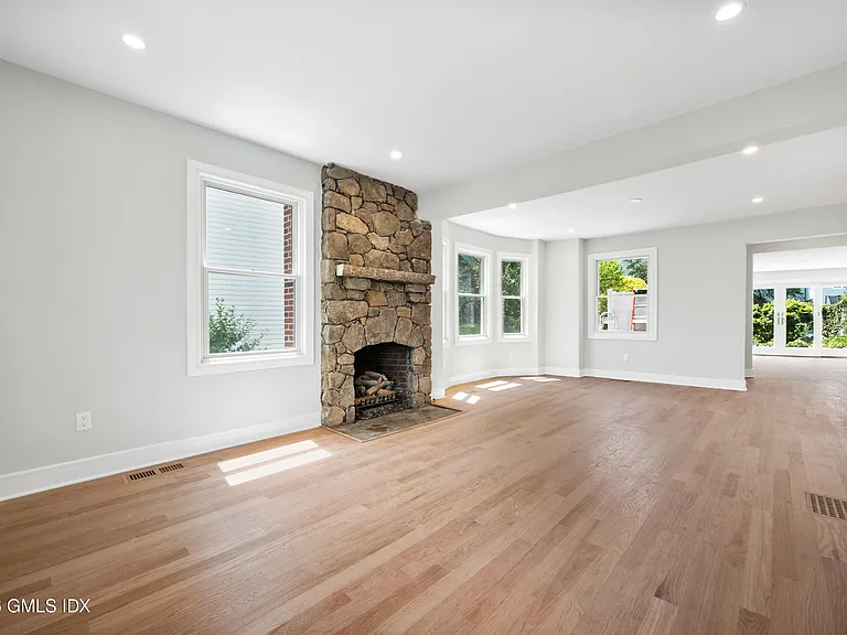 115 E Elm St — Photo 6