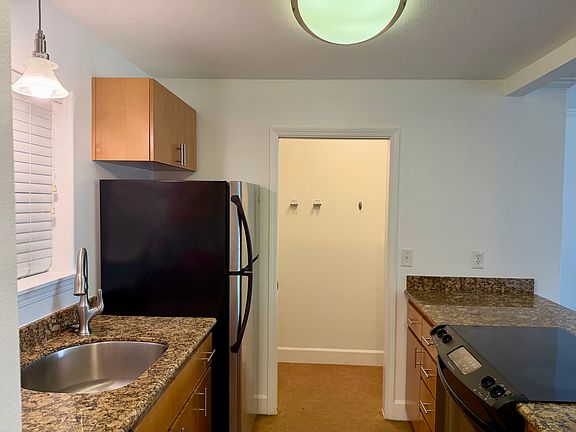 2nd image of 1033 SW Gibbs St Unit 201