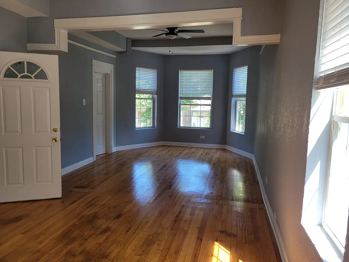 Building Photo - 3525 W Dickens Ave #2