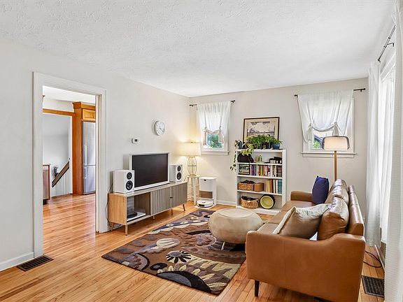4th image of 1601 Center Ave