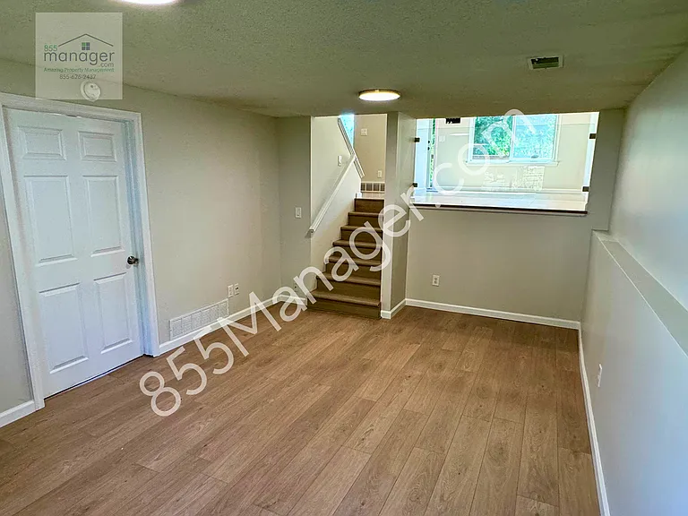 1040 Lalond Ave — Photo 6