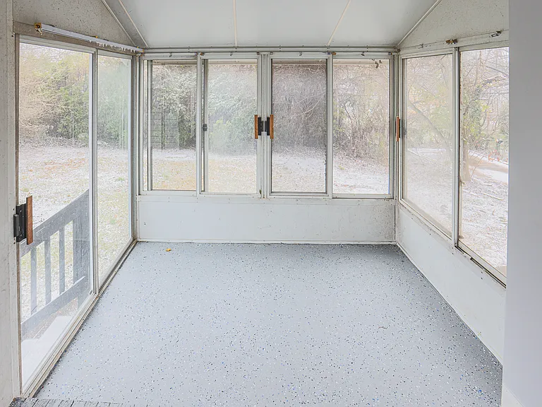 9 Glenmore Ave — Photo 21