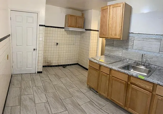 3 bed, 1000 sqft, $1,350 — Photo 2
