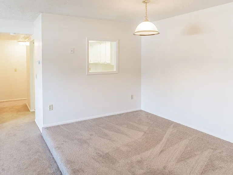 Windsor Gardens Apartments — Photo 22