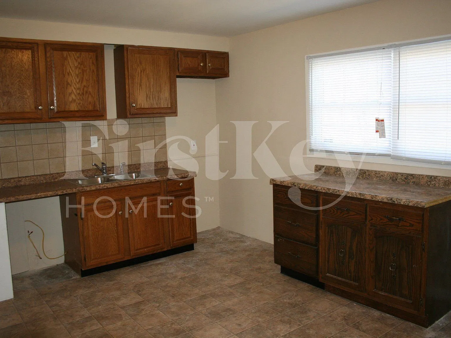 3 bed, 1.0 bath, 1100 sqft, $1,695 — Photo 3