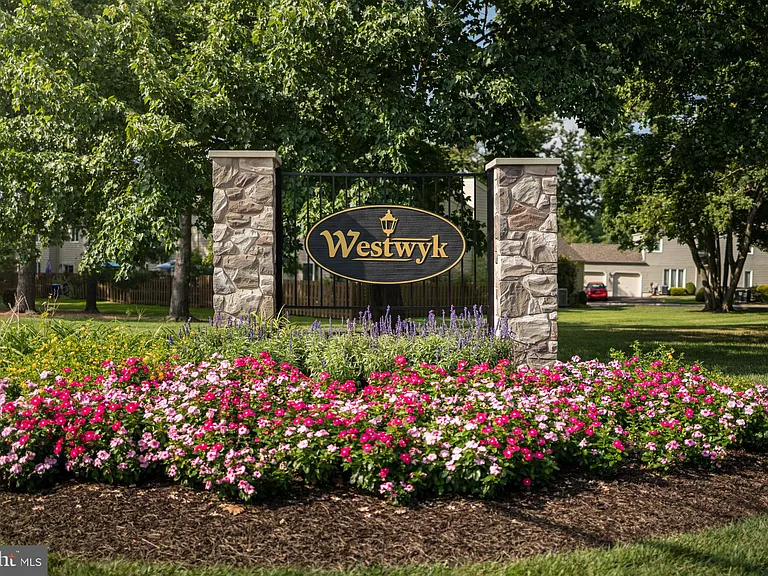 130 Westbury Ct — Photo 19