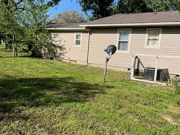 4th image of 17376 Garrett Rd