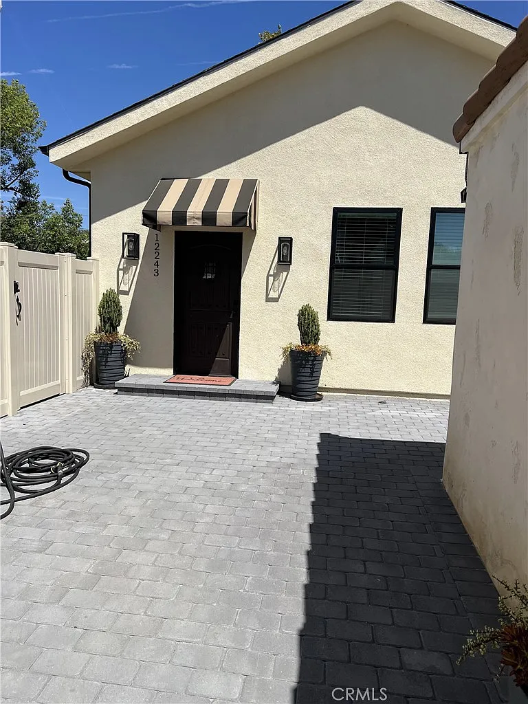 2 bed, 2.5 bath, 1200 sqft, $4,750 — Photo 1