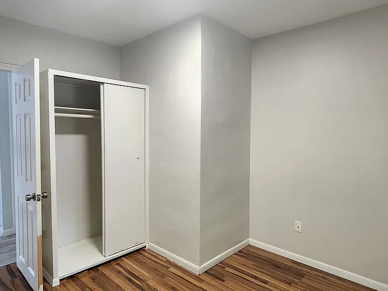 224 12th Ave NE #1 — Photo 3