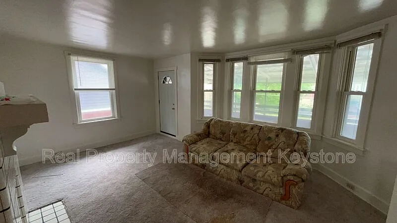2 bed, 1.0 bath, $1,100 — Photo 1