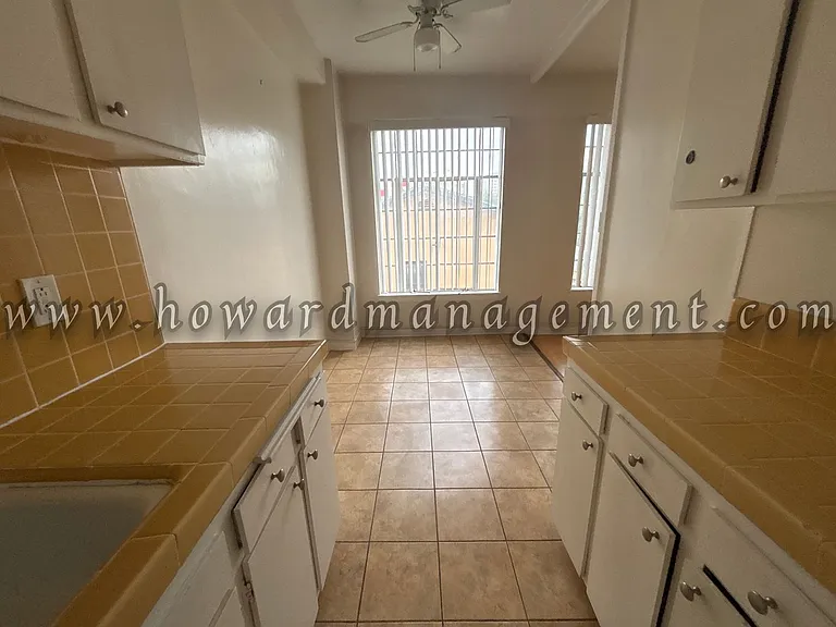 Wilshire Mediterranean Apartments — Photo 6