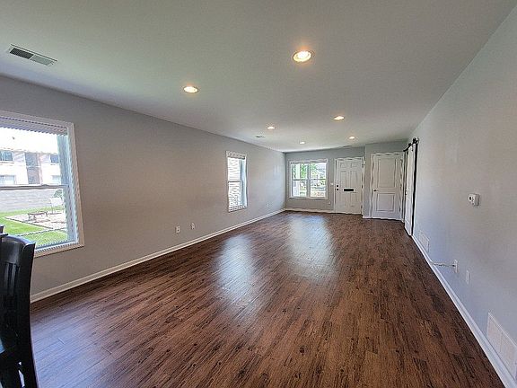 4th image of 50 W Elmwood Ave