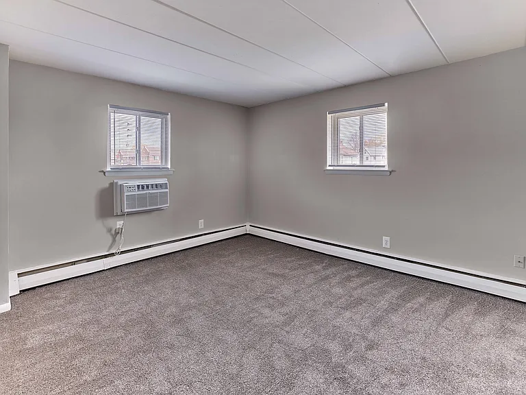 Eldorado - Bedroom with carpet flooring