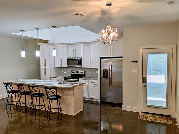 2nd image of 305 Highland Oaks Ln