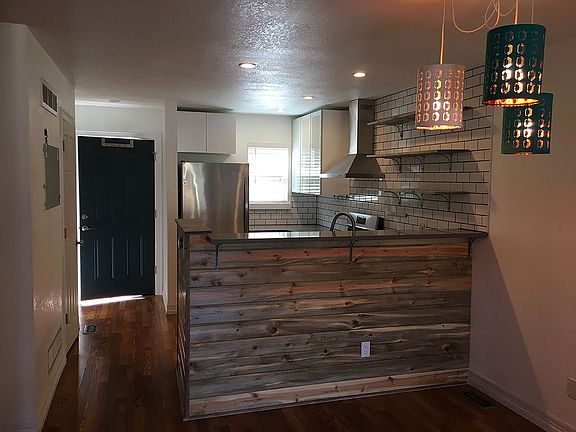 Kitchen with breakfast bar