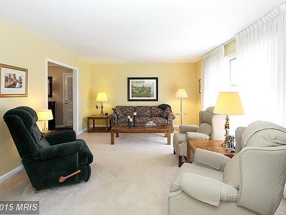 4th image of 18528 Queen Elizabeth Dr