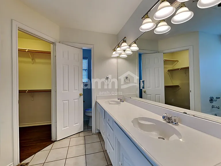 1082 Springhill Dr — Photo 11