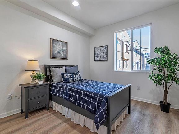 5th image of 783 Parc Ln