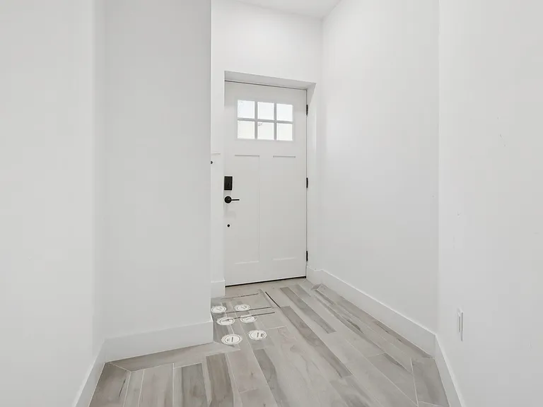 131 Zabriskie St — Photo 6