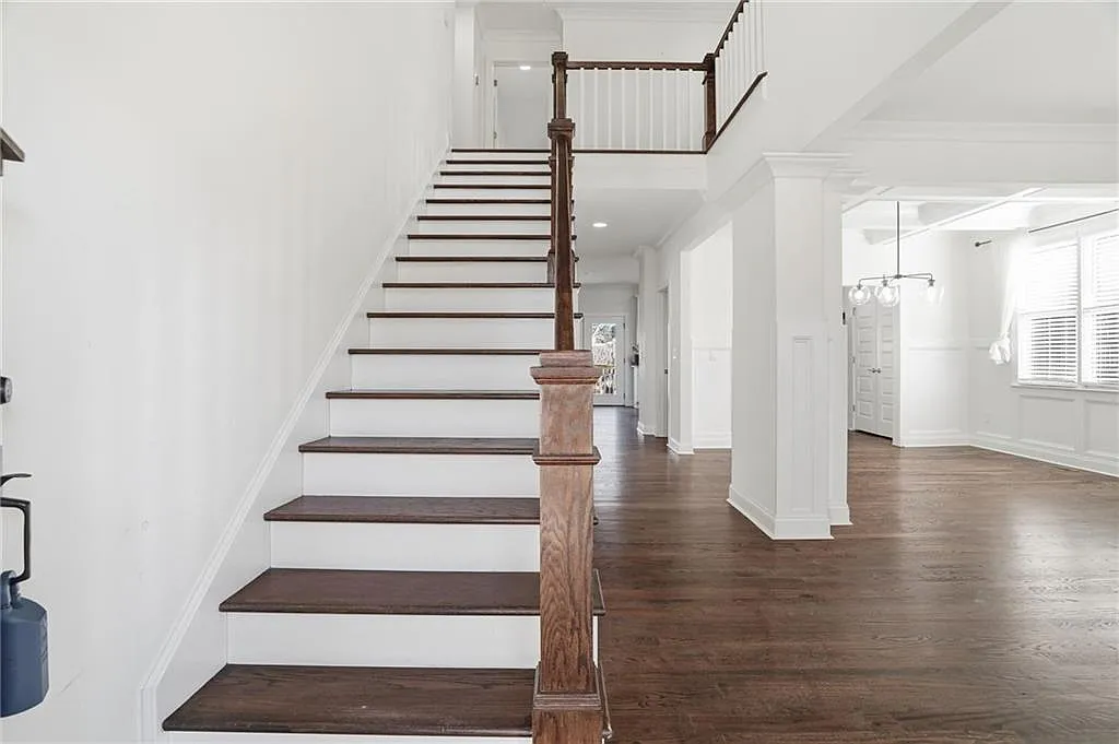 5 bed, 2.5 bath, 2324 sqft, $3,800 — Photo 3