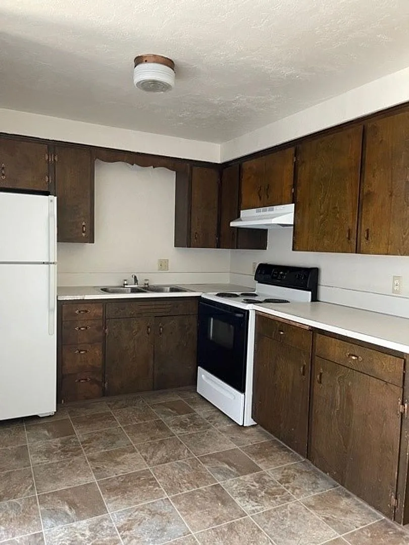 098-Westside Terrace Apartments — Photo 2