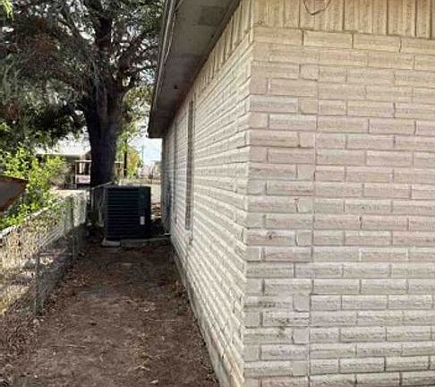 3rd image of 502 E 6th St