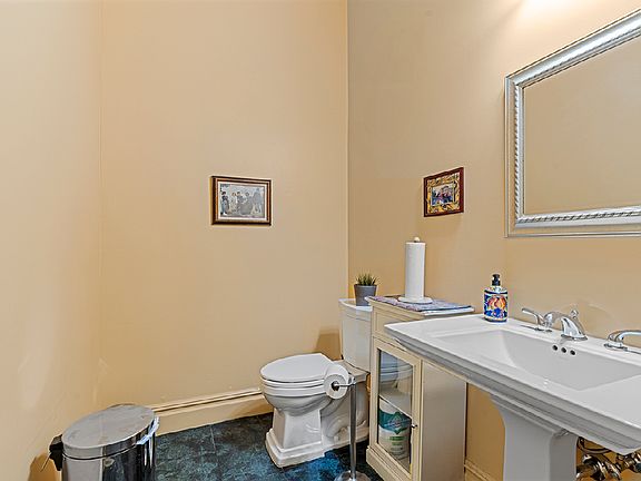 3rd image of 4617 Woodland Ave #1