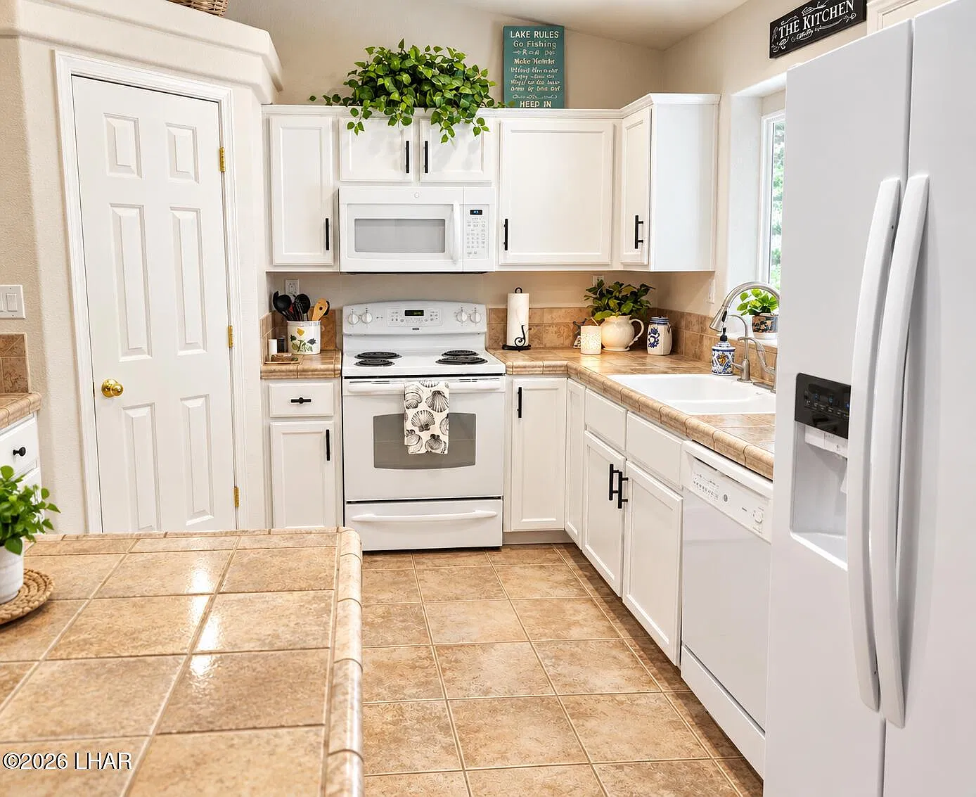 3 bed, 2.0 bath, 1300 sqft, $2,350 — Photo 2