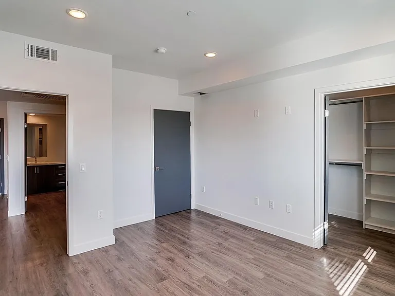 6015 Woodman Ave #201 — Photo 21
