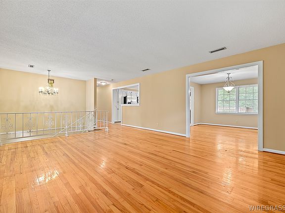 5th image of 110 Laurel Cir