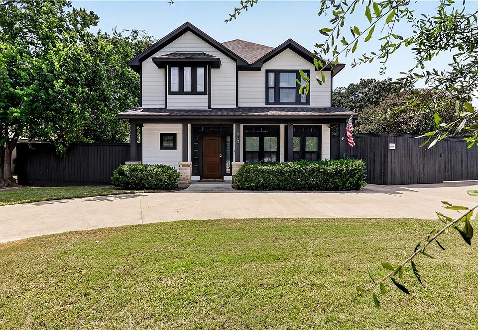 1st image of 210 Rosemary Ln